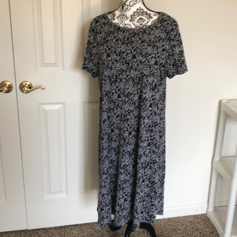 Euc 2xl lularoe Carly. Black and white floral